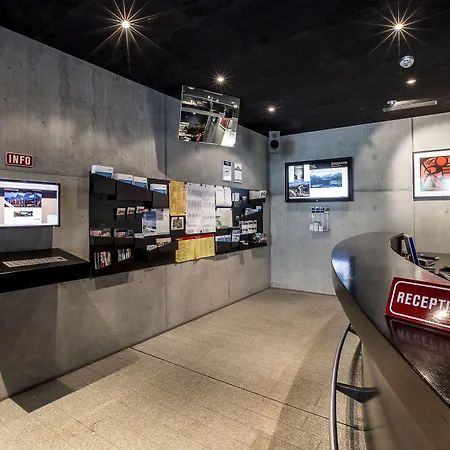 אכסניה Hostel Inn Lodge *